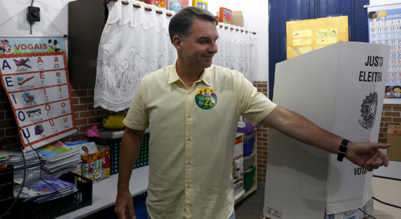Flávio Bolsonaro com 49,58% com 64,81% das secções de voto contadas
