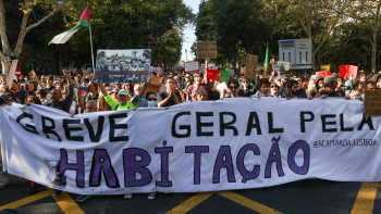 Gente de todas as idades ocupa Avenida da Liberdade, em Lisboa e pede greve geral