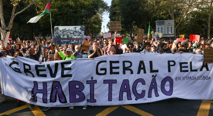 Gente de todas as idades ocupa Avenida da Liberdade, em Lisboa e pede greve geral
