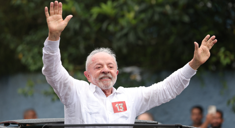 Lula marginalmente à frente com pouco mais de 50% das secções de voto contadas