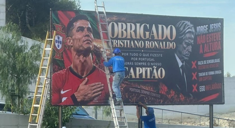 Cartazes sobre Ronaldo e Jesus colocados sem autoria conhecida