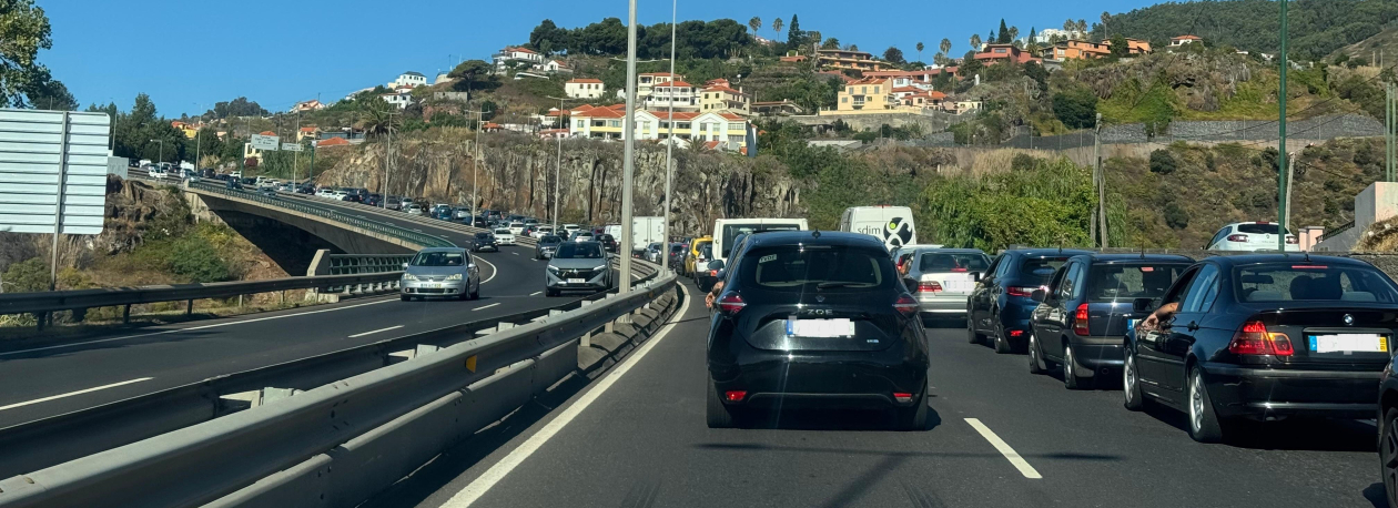 Número de veículos a circular nas estradas da Madeira continua a aumentar